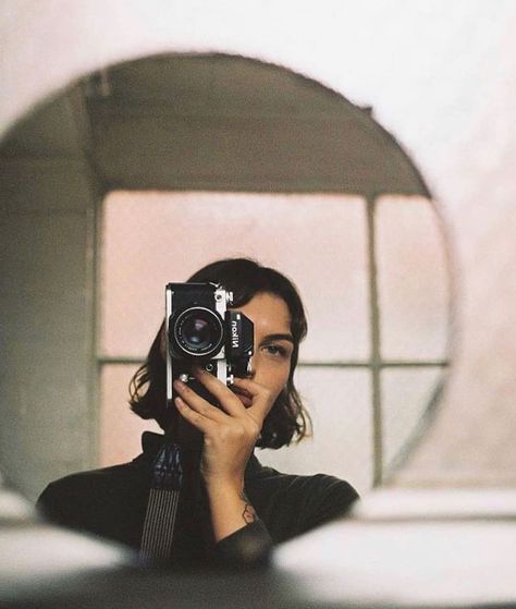 Mirror Photography, Fotografi Urban, Self Photography, 35mm Photography, Photographie Portrait Inspiration, Self Portrait Photography, Selfie Photography, Photographie Inspo, Trik Fotografi