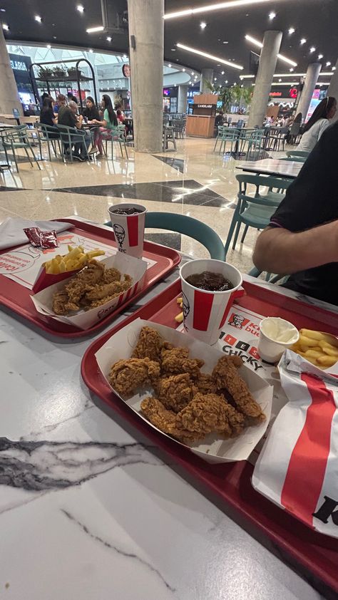 #kfc #love #aesthetic #instagram Kfc Restaurant, Costco Meals, Alcohol Aesthetic, Love Aesthetic, Hot Wings, People Eating, Chicken Wraps, Food Court, Snap Food