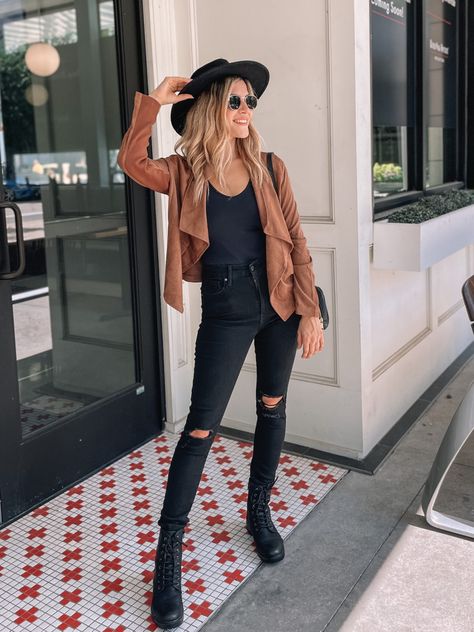 Black skinny jeans with black bodysuit topped with a brown suede jacket. Black fedora. Pink lily clothes Black Fedora Outfit, Fedora Fall Outfit, Black Fedora Hat Outfit, Brown Hat Outfit, Fedora Hat Outfit Fall, Black Jeans Outfit Winter, Brown Jacket Outfit, Fall Hat Outfits, Fedora Outfit