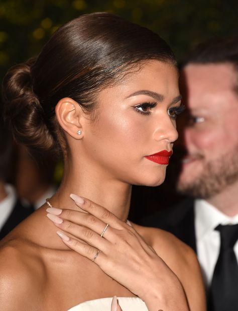 Zendaya channeled classic elegance with a slicked-back chignon and deep side part at the 2014 Academy Of Motion Picture Arts And Sciences' Governors Awards.   - Seventeen.com Middle Part Slick Back Short Hair, Slick Back Short Hair, Zendaya Blonde, Middle Part Slick Back, Side Part Slick Back, Zendaya Hairstyles, Sleek Chignon, Zendaya Hair, Retro Curls