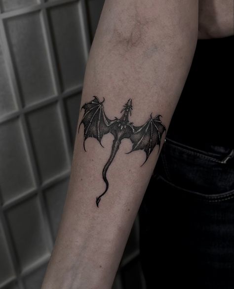 Tog Abraxos Tattoo, Masculine Dragon Tattoo, Throne Of Glass Tattoo Wyvern, Throne Of Glass Abraxos Tattoo, Manon Blackbeak Tattoo, Black And Grey Dragon Tattoo, You Do Not Yield Tattoo, Abraxos Tattoo, Tog Tattoo Ideas