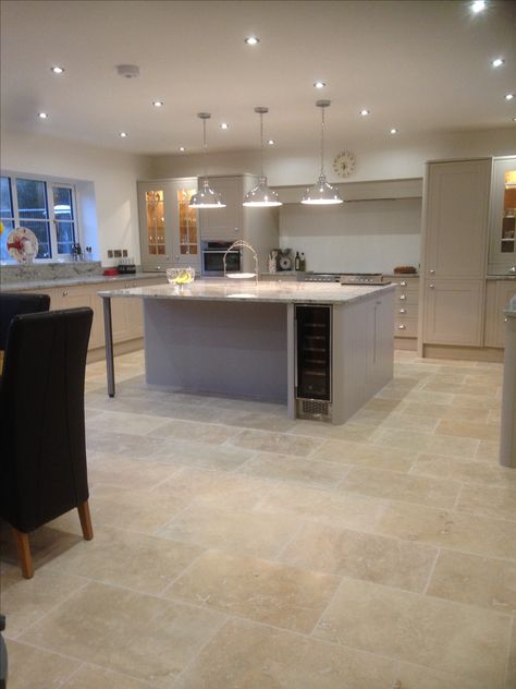 The gentle variation in tones and texture in our Country Mix Tumbled Travertine looks fab in this large, open plan kitchen Travertine Kitchen Floors, Travertine Tiles Kitchen, Travertine Kitchen, Kitchen Floor Tiles, Large Open Plan Kitchens, Open Plan Kitchen Dining, Open Plan Kitchen Living Room, Travertine Floors, Large Tile