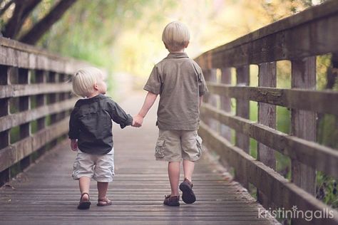 Sibling Brothers Photography, Family Photo On Bridge, Brother Picture Poses, Two Brothers Photography Poses, Family Photos On A Bridge, Spring Sibling Photoshoot, Older And Younger Sibling Pictures, Brother Pictures Boys, Brothers Picture Ideas