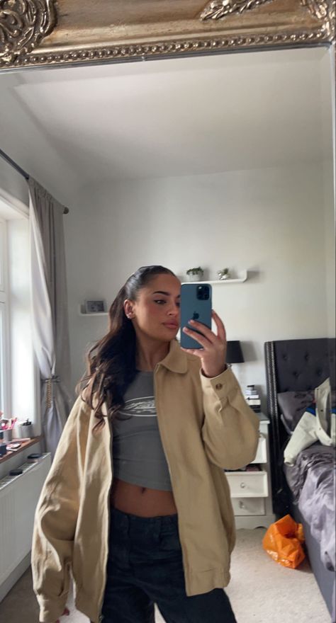 Outfit Inspo Oversized Jacket, Outfit Ideas With Beige Jacket, Cream Oversized Jacket Outfit, Oversized Cream Jacket Outfit, Beige Oversized Jacket Outfit, Oversized Tan Jacket Outfit, Beige Aesthetic Outfit Girl, Beige Windbreaker Outfit, Beige Jacket Outfit Aesthetic