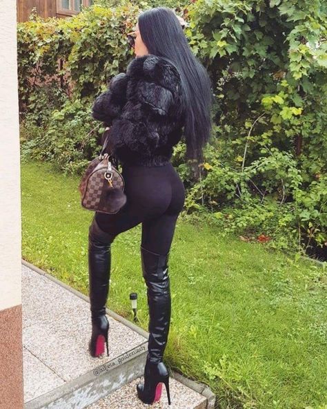 A la base c'est fait pour s'asseoir... Fur Heel Boots, Heel Boots Outfit, Boots Fur, Fur Fashion, Fashion High Heels, Edgy Outfits, Heel Boots, Baddie Outfits, Boots Outfit