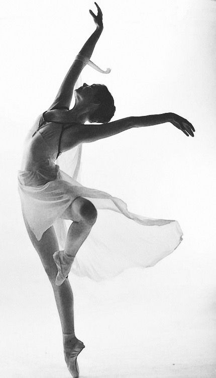 Ballet Dance Photography, Dance Aesthetic, Dance Picture Poses, Dancer Photography, Ballet Beauty, Dance Photography Poses, Ballerina Art, Ballet Poses, Action Pose