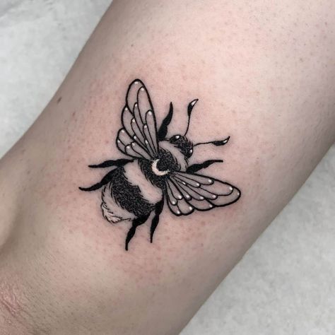 80+ Best Bee Tattoo Designs You’ll Fall in Love with - Saved Tattoo Bee Tattoo Meaning, Queen Bee Tattoo, Small Bee Tattoo, Honey Bee Tattoo, Small Wave Tattoo, Tato Suku, Bumble Bee Tattoo, Tattoo Snake, Tato Dengan Makna