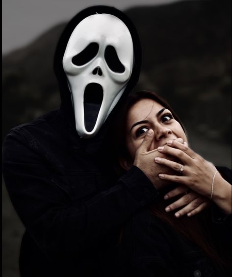 Scream photoshoot Halloween Couples Clown Photoshoot, Halloween Pictures Family, Spooky Couple Photoshoot Scream, Ghost Face Couples Photoshoot, Halloween Couple Photoshoot Scream, Couple Halloween Picture Ideas, Ghostface Couple Photoshoot, Scream Photoshoot Couple, Ghost Photoshoot Couple