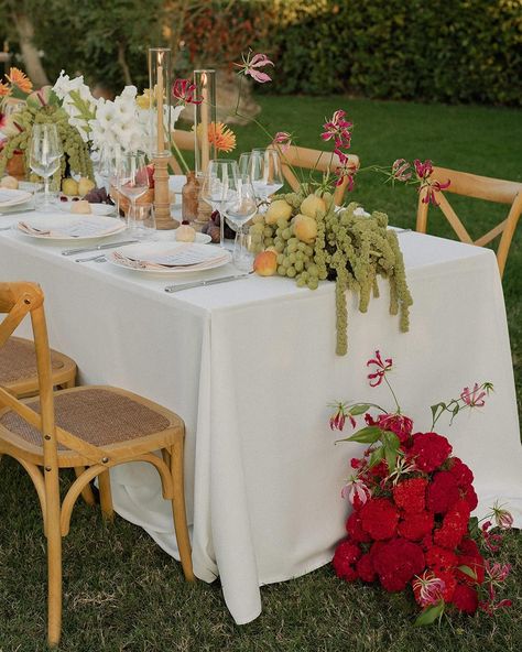 Long Harvest Table Wedding, Italian Wedding Table Decor, Wedding Table Scape Ideas, Ralph Lauren Wedding, Wedding Table Scape, Aesthetic Shots, Table Florals, Modern Wedding Theme, Vintage Garden Wedding