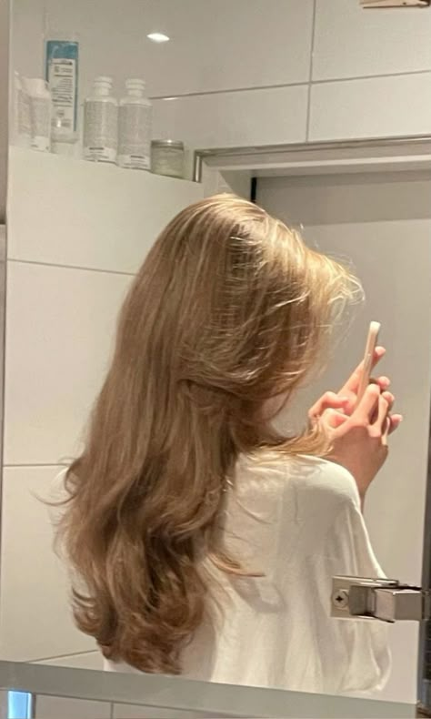 90e Blowout Hair, Big Bouncy Hair 90s, Aesthetic Haircuts Long Hair, Hair Cuts Wavy Hair Long, Nice Hair Aesthetic, Thinned Out Hair, Dirty Honey Blonde Hair, Blowed Out Hair, Aesthetic Blowout