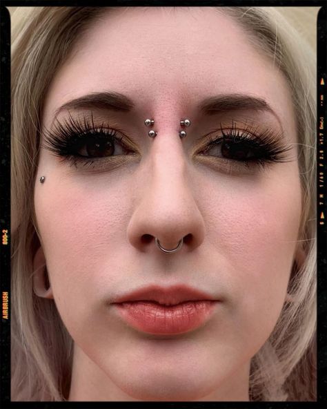 Double Bridge Piercing - Piercing Idea Double Nose Bridge Piercing, Double Dermal Piercing Face, Double Bridge Piercing, Bridge Piercing Aesthetic, Bridge Piercing Jewelry, Piercing Bridge, Nose Bridge Piercing, Microdermal Piercing, Piercing Face