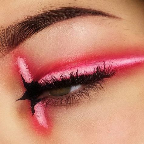 @sofiethemua with the kylo ren makeup of my dreams Kylo Ren Nails, Kylo Ren Disneybound, Star Wars Makeup Inspiration, Star Wars Makeup Ideas Eyes, Kylo Ren Tattoo Ideas, Starwars Makeup Ideas, Kylo Ren Makeup, Star Wars Eye Makeup, Jedi Makeup