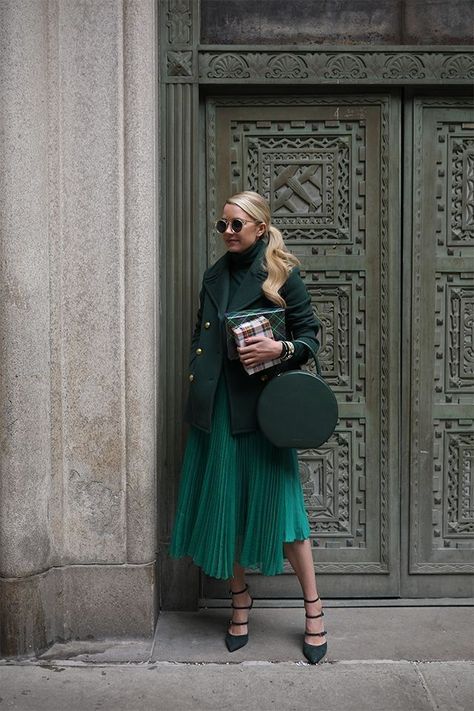 Green monochromatic look Emerald Outfit, Green Monochromatic, Monochrome Style, Blair Eadie, Atlantic Pacific, Dream Fashion, Deep Winter, Green Outfit, 가��을 패션