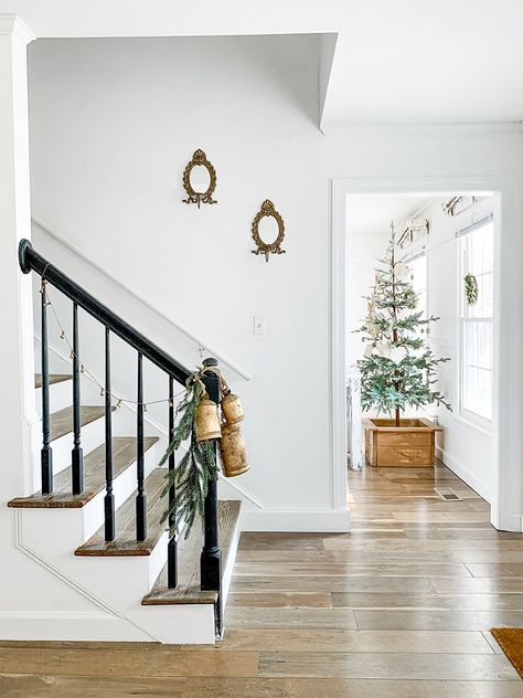 Farmhouse Christmas Staircase, Stair Rail Christmas Decor Ideas, Short Staircase Christmas Decor, Christmas Staircase No Garland, Newel Post Christmas Decorations, Christmas Stair Case Decor, Ribbon On Staircase Banisters, Small Staircase Christmas Decor, Simple Christmas Staircase