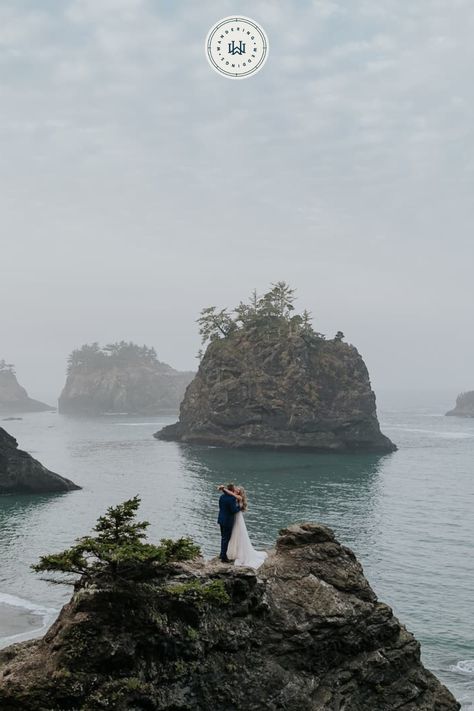 This two day hiking elopement at Secret Beach was filled with foggy and magical vibes. Get inspired by this Oregon coast and California redwoods elopement. Photo by Emily Hary Photography. Redwoods Elopement, California Redwoods, Oregon State Parks, Southern Oregon Coast, Oregon Elopement, California Elopement, Southern Oregon, Natural Bridge, Secluded Beach