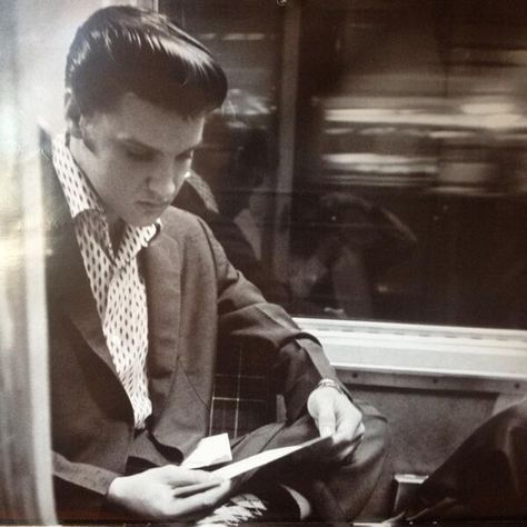 Elvis Elvis Presley Hair, Velvet Elvis, Rockabilly Lifestyle, Elvis Photos, King Creole, Billy Fury, Young Elvis, John Lennon Beatles, Gorgeous Man