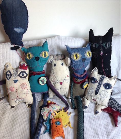 Scrap Stuffed Animals, Scrap Fabric Stuffed Animals, Diy Easy Stuffed Animals, Scrap Fabric Dolls, Patchwork Stuffed Animals, Hand Sewn Stuffed Animals, Fictional Animals, Spirit Art Dolls, Textile Art Dolls