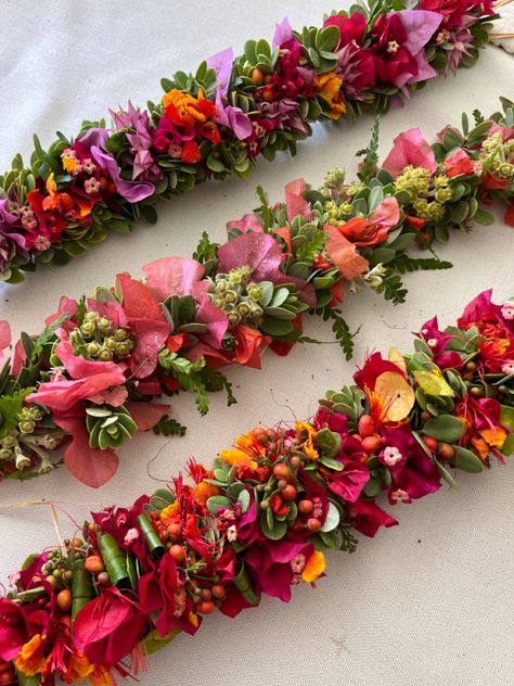 Lei Po'o Flower Crowns, Flower Lei Diy, Lei Stand, Hawaiian Garland, Lei Hawaii, Lei Ideas, Wedding Lei, Haku Lei, Graduation Leis Diy