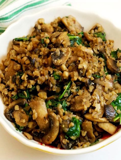 Low Carb Mushroom and Spinach Cauliflower Rice this is so delicious and full of flavour and easy to make it! Perfect for low-carb side dish and this is definitely a new low carb recipe favorite! Mushroom Spinach Cauliflower Rice, Spinach Cauliflower Rice, Spinach Cauliflower, Cauliflower Rice Easy, Mushroom Spinach, Cauliflower Rice Recipes, Low Carb Sides, Low Carb Side Dishes, Keto Side Dishes