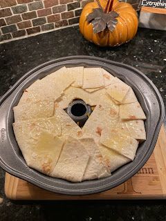 The Electrician's Wife Cooks: Upside Down Bundt Pan Taco Ring Upside Down Tacos, Upside Down Taco In Bundt Pan, Bunt Pan Taco Ring, Taco Bake In Bundt Pan, Upside Down Taco Ring, Bundt Pan Taco Ring, Taco Crescent Ring, Taco Casserole Bake, Taco Cake