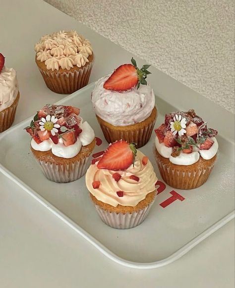 Cupcakes Aesthetic, Strawberries Cupcakes, Makanan Rendah Kalori, Bake Sale Packaging, Cupcake Cake Designs, Baking Business, Summer Cooking, Strawberry Cupcakes, Pastry And Bakery