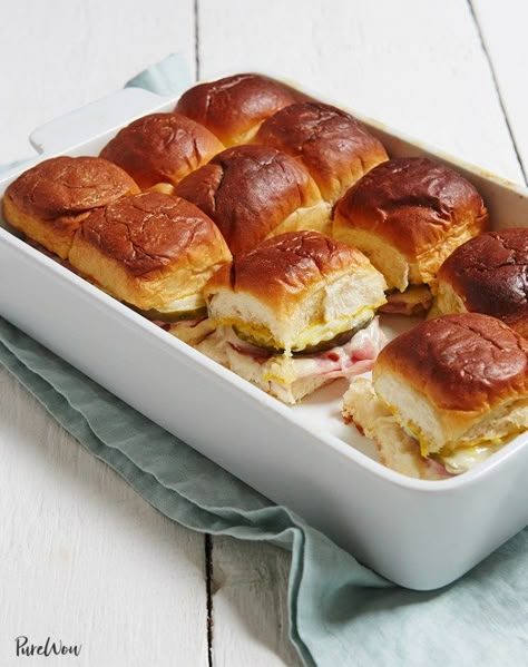 Cuban Sliders for a Crowd Sliders For A Crowd, Cuban Sliders, Sandwich Cheese, Recipe Sandwich, Easy Slider Recipes, Sandwich Easy, Picnic Side Dishes, Recipe Bread, Meat Bread