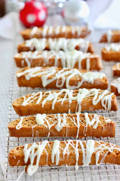 Ginger Biscotti Recipe, Gingerbread Biscotti Recipe, Best Biscotti Recipe, Gingerbread Biscotti, Holiday Entertaining Food, Melted White Chocolate, Pinterest Christmas, Biscotti Cookies, Amazing Desserts