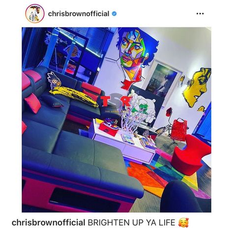 The Shade Room on Instagram: “#ChrisBrown shows off his house art, paying homage to one of his idols, #MichaelJackson” Chris Brown House, Chris Brown Art, Brown Crib, Breezy Chris Brown, Brown Rooms, Flat Ideas, Brown Living Room, Apartment Decor Inspiration, Elegant Living