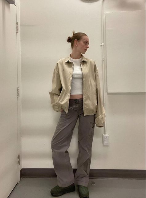 Cream Windbreaker Outfit, Cream Jacket Outfit Winter, Tan Jacket Outfit Women, Tan Jacket Outfit, Beige Jacket Outfit, Toronto Style, 2024 Energy, Style Themes, Windbreaker Outfit