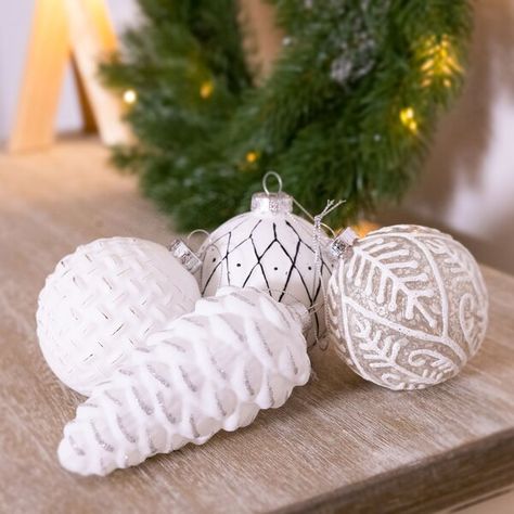 Minimalist Homes, Glass Christmas Baubles, Monochrome Color Palette, Baubles Christmas, Magic Christmas, Gold Color Palettes, Traditional Christmas Decorations, Interior Design Elements, Glass Bauble