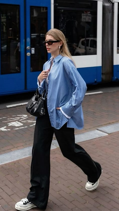 Oversized Blue Striped Shirt Outfit, Dark Blue Oversized Shirt Outfit, Denim Shirt Outfit Korean, Blue Stripe Shirt Outfit, Blue Striped Shirt Street Style, Cropped Button Up Shirt Outfit, Smart Casual Blue, Korean Striped Shirt Outfit, Striped Blouse Outfit