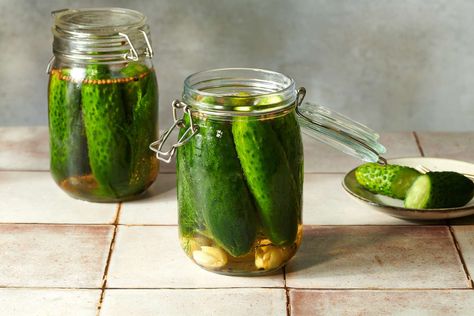 Making your own deli-style half sour pickles is easier than you think! Made with only 7 ingredients and a glass jar, you can ferment your way to perfect, crisp pickles in mere days. Pickling Brine, Salsa Ranchera, Sour Pickles, Low Calorie Soup, Chicken Liver Pate, Pickle Slices, Deli Style, Michelada, Amanda Holden