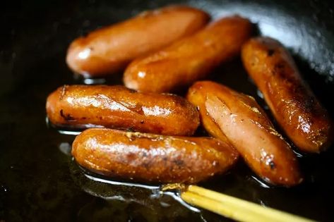 How to Cook Sausage in a Pan How To Cook Bratwurst, Smoked Sausage And Potato Recipe, Cooking Stand, Grilled Brats, Vienna Sausage, Grilled Turkey Burgers, Breakfast Sausage Links, Fried Sausage, Cooking Pork Chops