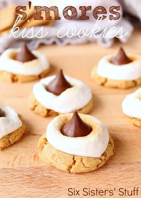 S'mores Hershey's Kiss Cookies Recipe Cookies Smores, Kiss Cookie Recipe, Hershey Kiss Cookies, Blackberry Muffin, Kiss Cookies, Smores Cookies, Six Sisters Stuff, Hershey Kiss, Cookie Cups