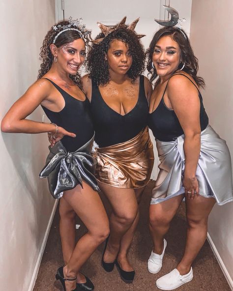 Sun Moon Stars Costume, Halloween Trios, Morale Ideas, Sun And Moon Costume, Halloween Diy Costume, Space Disco, Moon Costume, Trio Costumes, Carnival Ideas