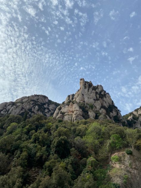 #montserrat #barcelona #spain #brazil #mountains #nature #aesthetic #travel #green Brazil Mountains, Spanish Mountains, Mountain Vibes, Mountains Aesthetic, Aesthetic Travel, Nature Aesthetic, Barcelona Spain, Brazil, Barcelona