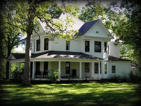 Tuscan Architecture, White Farmhouse Exterior, Farmhouse Exterior Design, Building A Porch, Farmhouse Paint Colors, Exterior Design Ideas, Victorian Farmhouse, Farmhouse Paint, Modern Farmhouse Exterior