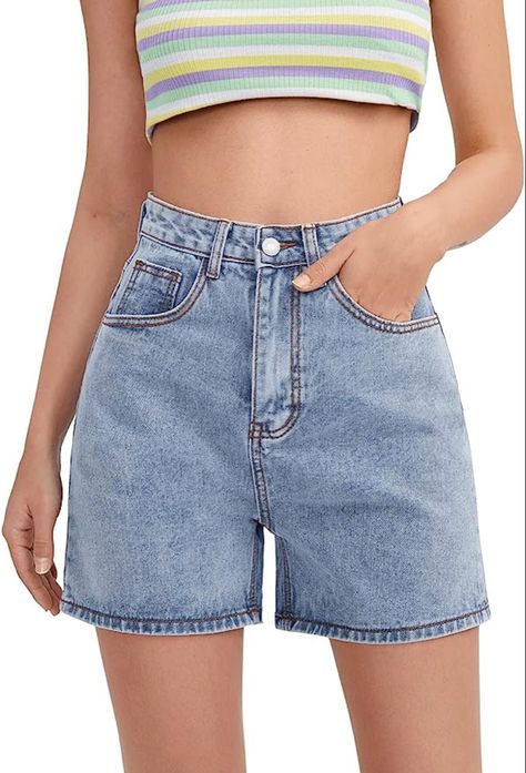 We love this denim dad short with harness boots, exaggerated toe western style boots, cozy sweaters, and oversized belted blazers as a transitional piece for fall. These high waisted shorts are more fitted at the waist but loose and open at the legs with a slightly longer inseam. Look for them with a finished or raw edge hem, but not overly distressed. Shop at the link here! Kimono Lingerie, Women's Denim Jeans, Outfits Mit Shorts, Causal Outfits, Short Denim, Short Jeans, Straight Leg Denim, Mom Shorts, High Waisted Shorts Denim