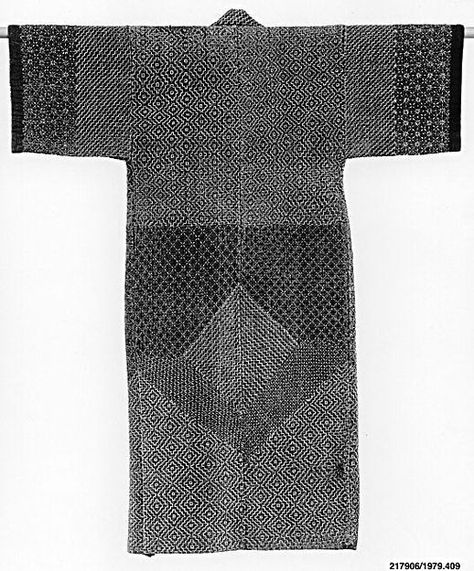 Sashiko Kimono, Indigo-dyed plain-weave cotton, quilted and embroidered with white cotton thread, Japan. This robe features seven continuous patterns. Some geometric patterns used in sashiko are stylizations of floral themes, such as the kaki no hana (persimmon flower) design seen at the shoulders and hemline. Sashiko Kimono, Sashiko Jacket, Embroidery Kimono, Sashiko Pattern, Kimono Japan, Sashiko Embroidery, Meiji Period, Japanese Embroidery, Japanese Textiles