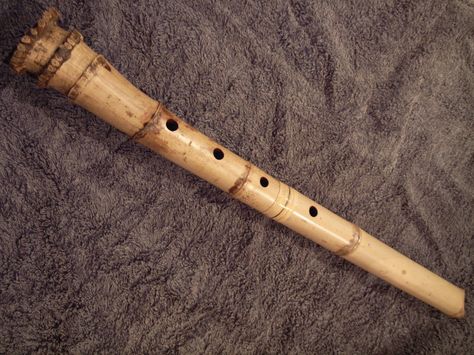 A bamboo shakuhachi flute. Shakuhachi Flute, Instruments Diy, Tokugawa Ieyasu, Wooden Flute, Diy Instruments, Desired Reality, Diy Musical Instruments, Japanese Zen, Japanese History