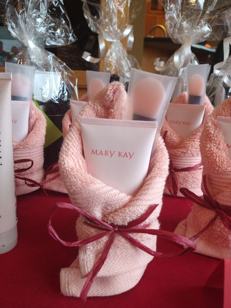 Mary Kay Gift Wrapping Ideas, Make Up Gift Box Ideas, Beauty Basket Gift Ideas, Mary Kay Holiday Gift Ideas, Beauty Box Ideas, Mary Kay Christmas Gift Ideas, Mary Kay Gift Ideas, Salon Christmas Gifts, Mary Kay Open House