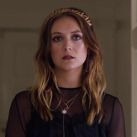 this bitch is serving looks in Apocalypse. ————————————————— Mallory [AHS Apocalypse, 2018] 🎬 Ahs Mallory, Billie Lourd Ahs, Ahs Witches, Coven Fashion, Ahs Aesthetic, Apocalypse Costume, Ahs Apocalypse, Tate And Violet, Ahs Coven