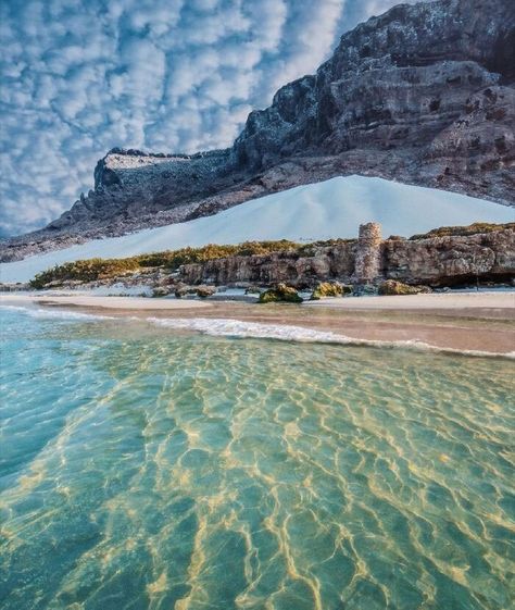 This Looks Like Someone Inserted A Mountain And Forgot To Finish The Photoshop Socotra Island, New York City Buildings, Socotra, Amazing Nature Photos, Bucket List Destinations, Travel Videos, City Buildings, Yemen, Archipelago