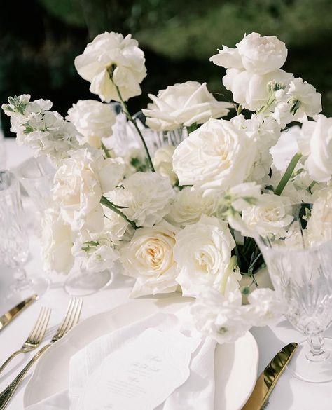 White Floral Centerpieces, Classic Elegant Wedding, Low Centerpieces, Elegant Wedding Inspiration, Table Arrangement, White Wedding Bouquets, Organic Wedding, Wedding 2025, Floral Table