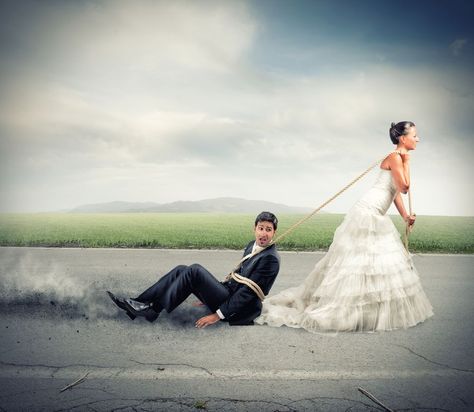 Crazy wedding photo ideas you should try in 2017 Crazy Wedding Photos, Funny Wedding Pictures, Crazy Wedding, Russian Wedding, Funny Wedding Photos, Wedding Photos Poses, Photo Couple, Wedding Photography Poses, Pre Wedding Photos