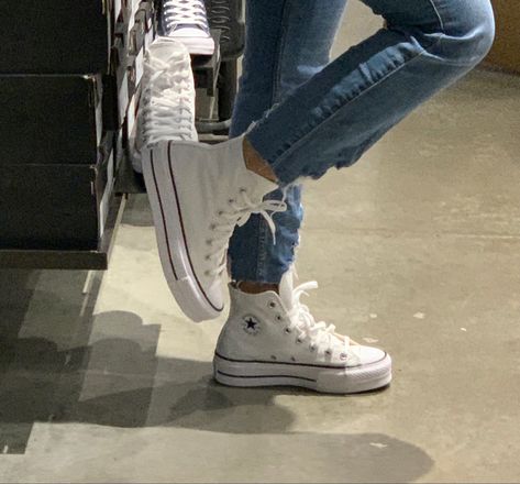 White Platformed Converse, White Platform Converse Aesthetic, White Converse Platform High Tops, White Converse Outfit Platform, Platform Converse Outfit White, White Chunky Converse, Converse Platform White Outfit, Styling White Platform Converse, Converse Platform Aesthetic