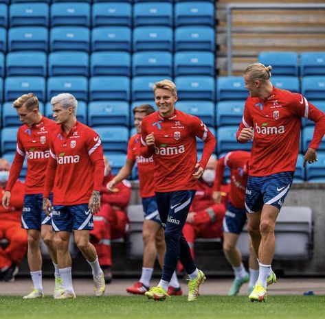 Norway Football Team, Norway Football, Martin Ødegaard, Random Photos, Big Boy, Soccer Players, Big Boys, Football Team, Arsenal