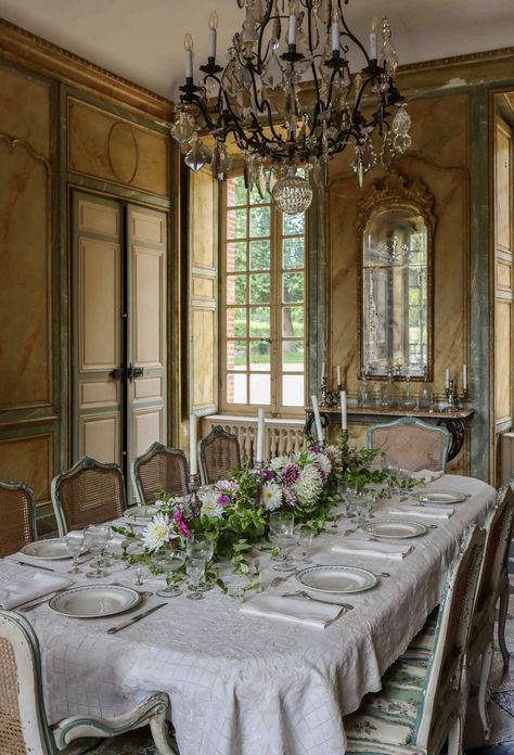 Less Screen Time, Tennessee Living, Rococo Interior, English Interior, Vintage Dining Room, Private Dining Room, Out Of Office, French Interior, Antique Table