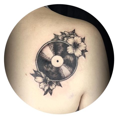 Turntable Tattoo Design, Vinyl Records Tattoo, Live Music Tattoo, Record Tattoo Ideas, Record Tattoo Vinyl, Cd Tattoo, Vinyl Record Tattoo, Record Tattoo, Record Player Tattoo