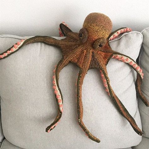 Giant Octopus, Octopus Crochet, Octopus Crochet Pattern, Crochet Octopus, The Octopus, Fun Crochet Projects, Diy Crochet Projects, Yarn Projects, Bag Crochet